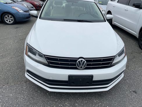 Used 2018 Volkswagen Jetta SE FWD image 2