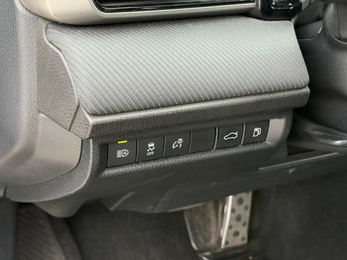 Used 2025 Toyota Camry SE FWD image 6