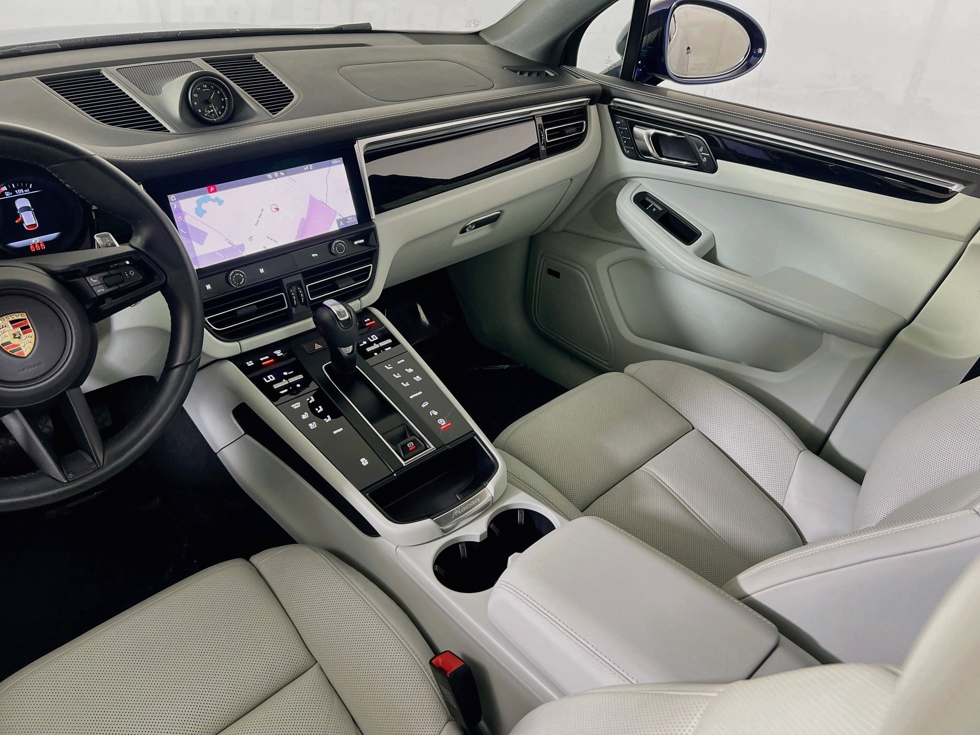 Used 2025 Porsche Macan w/ Premium Package Plus AWD/4WD image 24