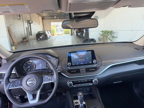 Used 2025 Nissan Altima 2.5 SV FWD image 33