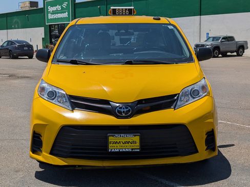 Used 2018 Toyota Sienna L FWD image 3
