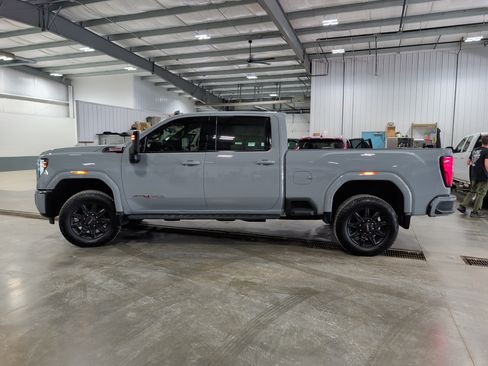 Used 2025 GMC Sierra 2500 AT4 w/ AT4 Premium Plus Package AWD/4WD image 5