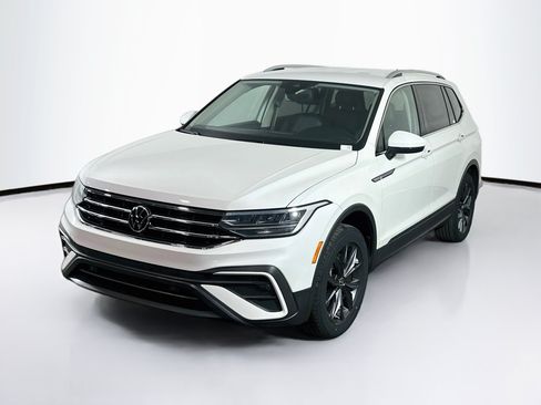 Used 2023 Volkswagen Tiguan SE FWD image 3
