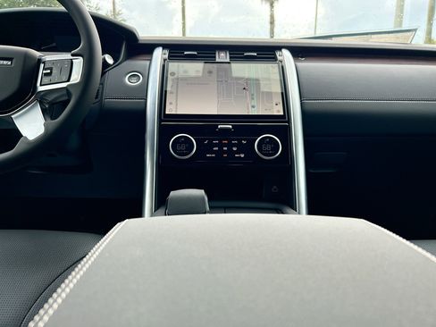 New 2025 Land Rover Discovery Dynamic SE image 13