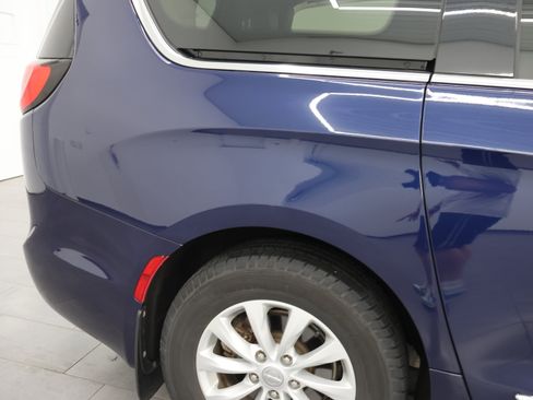 Used 2017 Chrysler Pacifica Touring-L FWD image 26