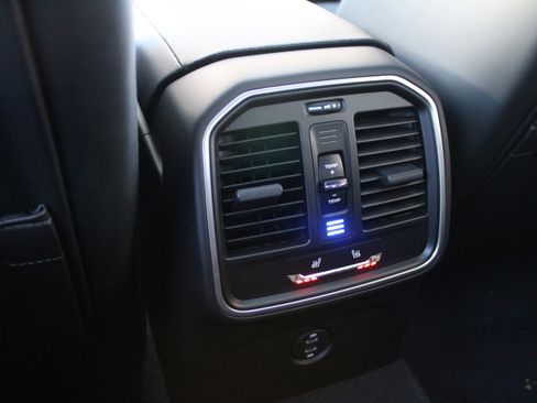 New 2026 Porsche Macan image 33