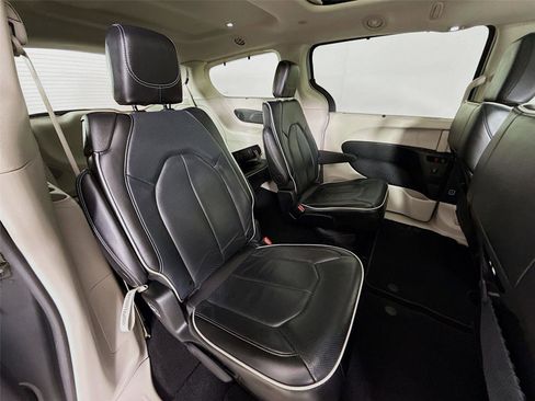Used 2024 Chrysler Pacifica Limited image 26