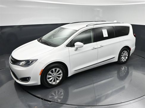 Used 2018 Chrysler Pacifica Touring-L FWD image 19