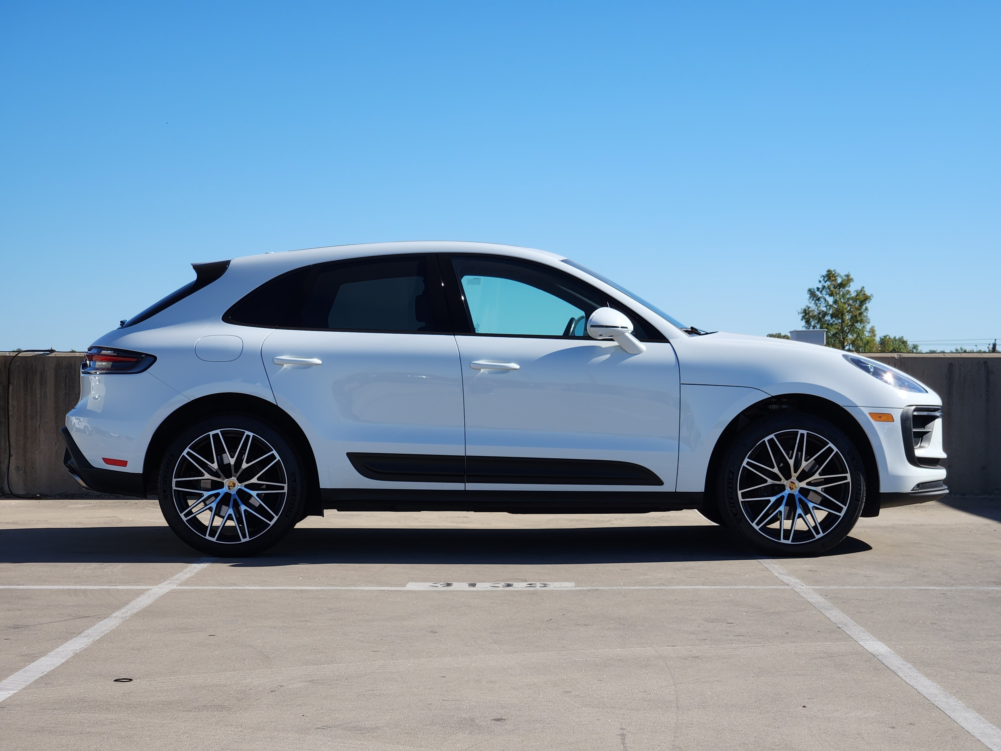 Certified 2026 Porsche Macan AWD/4WD image 9