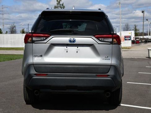 Used 2019 Toyota RAV4 LE w/ Carpet Mat Package image 6