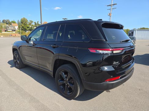 Used 2023 Jeep Grand Cherokee Altitude image 6