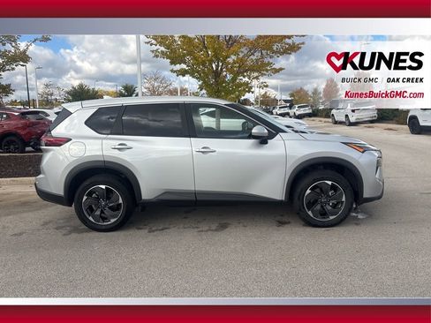 Used 2024 Nissan Rogue SV image 4