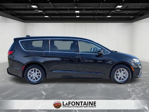 Used 2024 Chrysler Pacifica Touring-L image 6