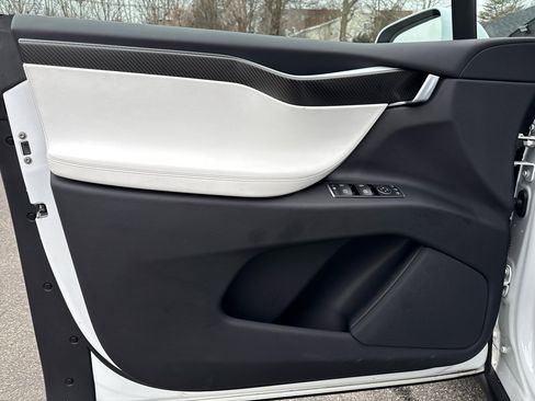 Used 2016 Tesla Model X 60D image 24