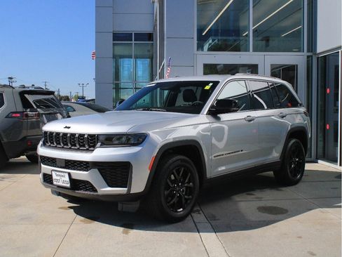 Used 2026 Jeep Grand Cherokee Altitude AWD/4WD image 3
