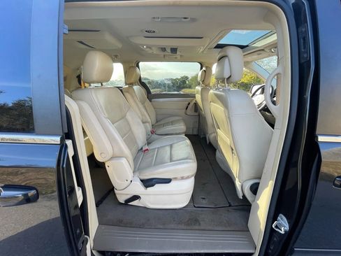 Used 2010 Volkswagen Routan SEL FWD image 35