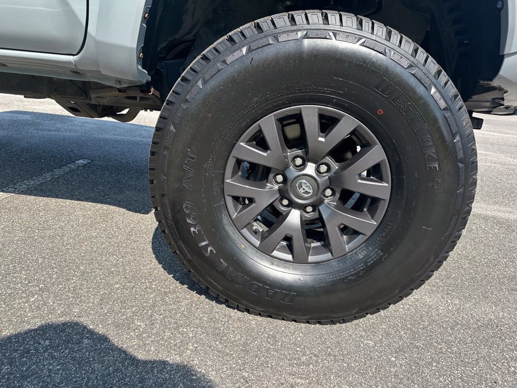 Used 2020 Toyota Tacoma SR5 AWD/4WD image 10