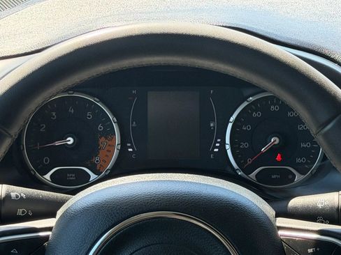 Used 2018 Jeep Renegade Latitude FWD image 38