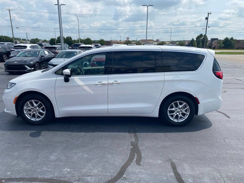 Used 2023 Chrysler Pacifica Touring-L FWD image 4