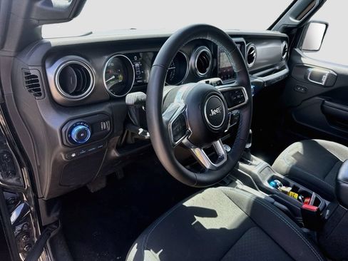 Used 2023 Jeep Wrangler Unlimited Rubicon 4xe w/ Cold Weather Group AWD/4WD image 10