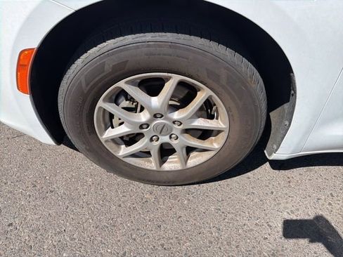 Used 2022 Chrysler Voyager LX image 7