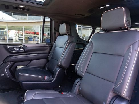 Used 2023 GMC Yukon XL SLT w/ SLT Premium Package AWD/4WD image 29