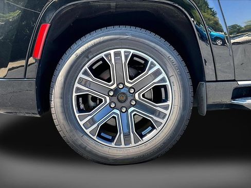 Certified 2024 Jeep Wagoneer L Series II w/ Flexible Seating Group AWD/4WD image 33