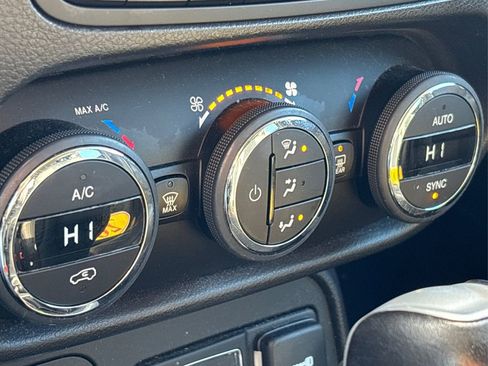 Used 2016 Jeep Renegade Limited image 27