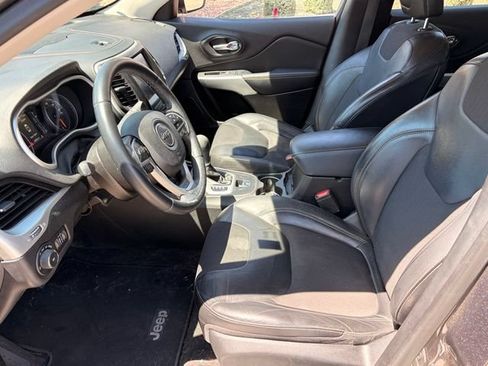 Used 2018 Jeep Cherokee Latitude Plus FWD image 8