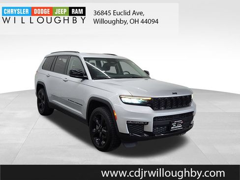 Used 2023 Jeep Grand Cherokee L Limited w/ Black Appearance Package AWD/4WD image 3