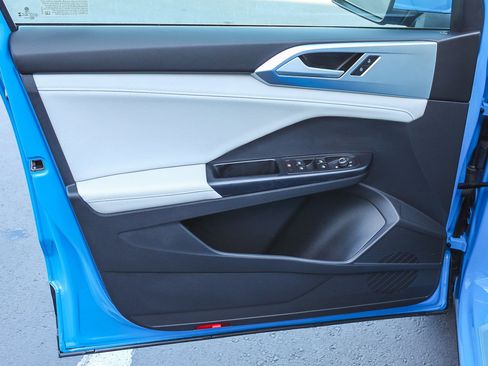 Used 2025 Volkswagen Taos SE image 21