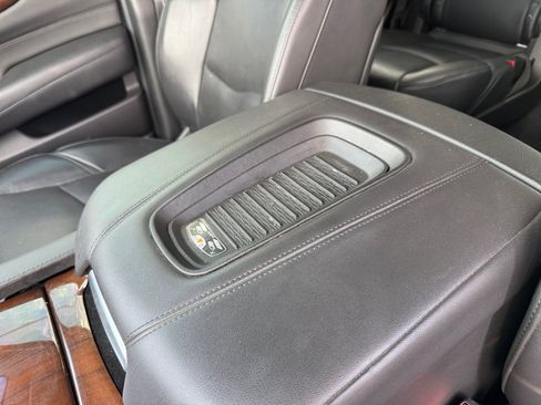 Used 2019 Cadillac Escalade Luxury w/ Escalade Sport Edition AWD/4WD image 20