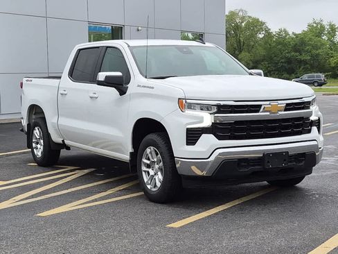 Used 2023 Chevrolet Silverado 1500 LT AWD/4WD image 2
