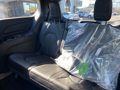 New 2026 Chrysler Pacifica Select image 12