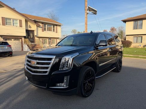 Used 2019 Cadillac Escalade Luxury RWD image 3