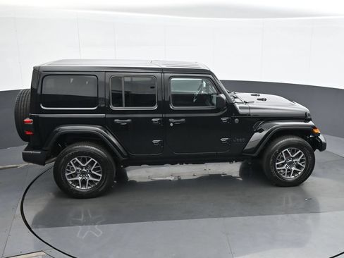 Used 2025 Jeep Wrangler Unlimited Sahara AWD/4WD image 24