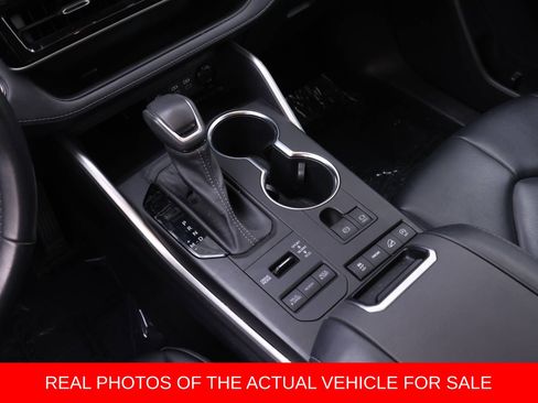 Used 2022 Toyota Highlander XLE image 11