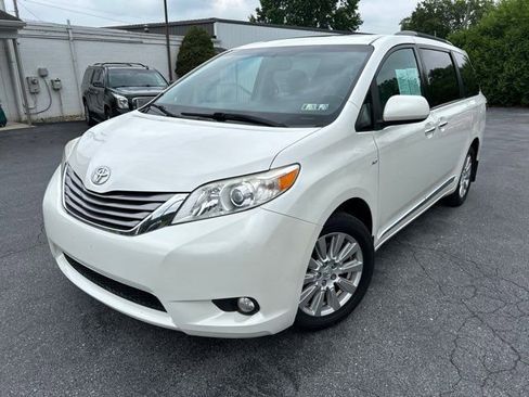 Used 2017 Toyota Sienna XLE Premium image 2