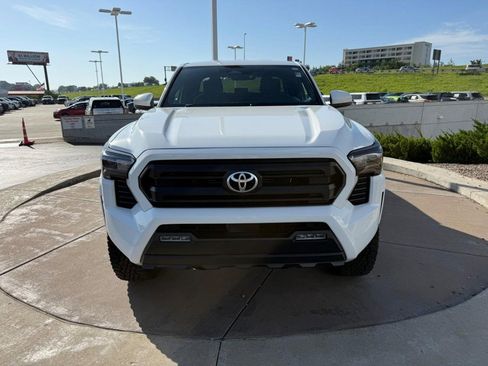 Certified 2024 Toyota Tacoma SR5 AWD/4WD image 10