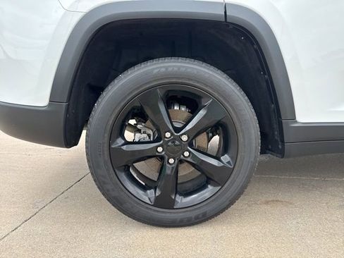 Used 2023 Jeep Grand Cherokee Altitude AWD/4WD image 12