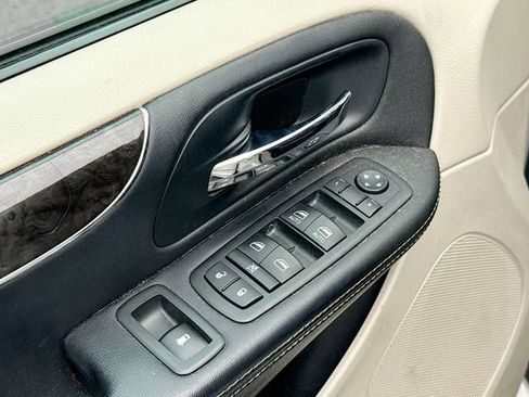 Used 2014 Chrysler Town & Country Touring FWD image 18