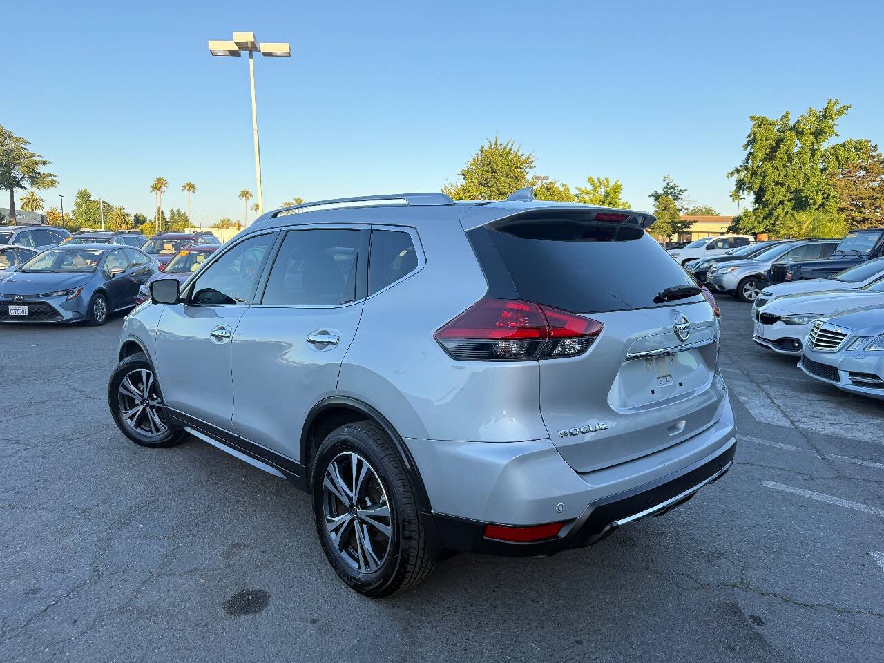 Used 2020 Nissan Rogue SV w/ Premium Package FWD image 6