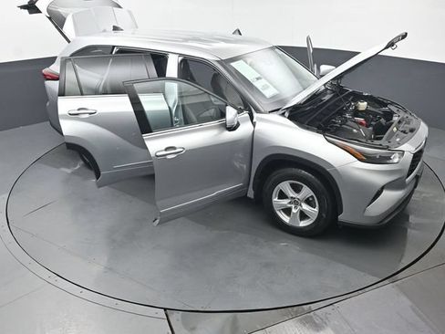 Used 2022 Toyota Highlander LE AWD/4WD image 53