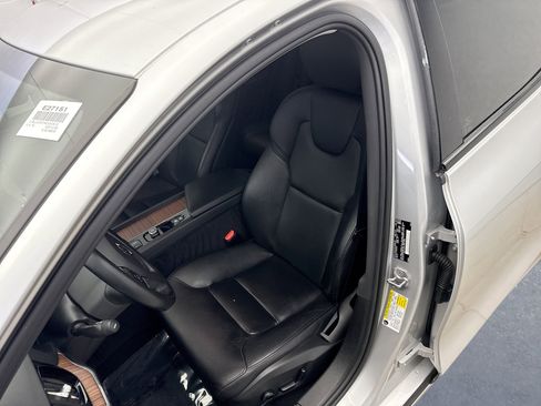 Used 2022 Volvo S60 B5 Momentum w/ Premium Package image 11