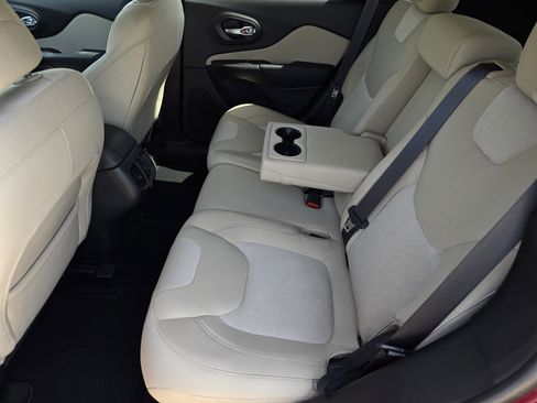 Used 2016 Jeep Cherokee Sport FWD image 24