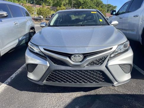 Used 2018 Toyota Camry SE image 2