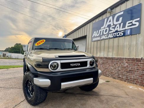 Used 2014 Toyota FJ Cruiser 2WD w/ Upgrade Package image 2
