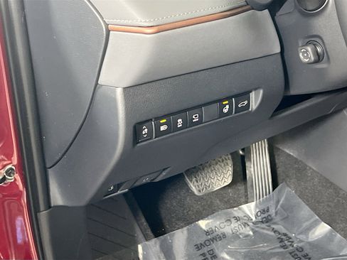 Used 2024 Toyota Venza Limited image 10