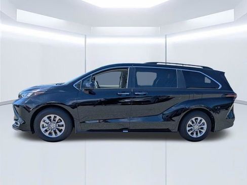 Used 2024 Toyota Sienna XLE FWD image 7