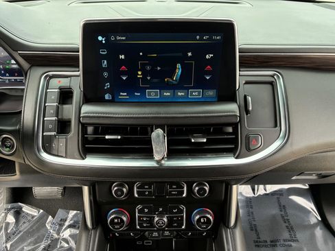 Used 2023 Chevrolet Suburban LT w/ Luxury Package image 24